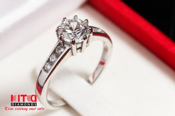 Chọn chất liệu nhẫn bạch kim là quyết định tốt nhất cho các cặp vợ chồng trẻ năng động